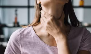 Sờ thấy cục cứng ở cổ, khó nuốt có thể là dấu hiệu của bệnh nguy hiểm nào?