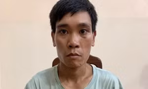 Bắt giữ tại hiện trường kẻ cầm dao đuổi chém công an ở trụ sở UBND