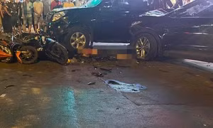 Một người tử vong vụ ô tô Santa Fe tông loạt xe máy tại nút giao ở Hà Nội