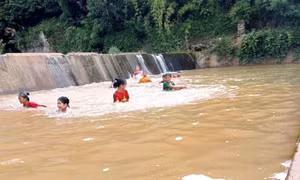 Dạy bơi cho trẻ em ở vùng cao