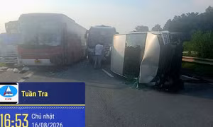 Xe khách đâm 2 ô tô trên cao tốc Nội Bài - Lào Cai