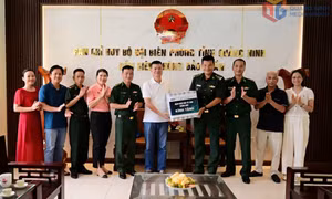 Thăm, tặng quà cán bộ, chiến sĩ, nhân dân Đảo Trần