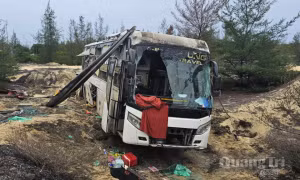 Xe khách lao xuống hố sâu, 18 hành khách may mắn thoát nạn