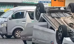 Xe 16 chỗ tông lật taxi, 9 người bị thương