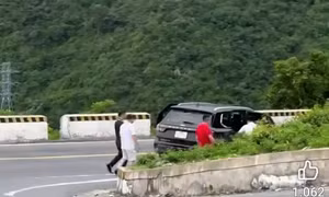 CSGT xác minh vụ nhóm người dừng ô tô ở khúc cua trên đèo Hải Vân để ngắm cảnh