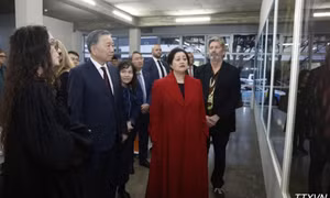 Tổng Bí thư, Chủ tịch nước Tô Lâm và Toàn quyền New Zealand Dame Cindy Kiro thăm triển lãm ảnh của nghệ sĩ Fiona Pardington