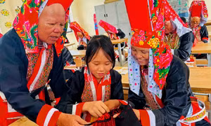 Giữ nét hoa văn thổ cẩm ở Quảng Tân 