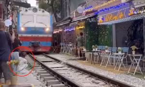 Thông tin ban đầu vụ cô gái ngồi cà phê đường tàu bị tàu hỏa hất văng điện thoại
