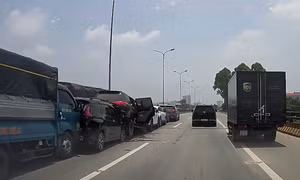 7 ô tô dồn toa trên quốc lộ ở Bắc Ninh, 2 xe biến dạng