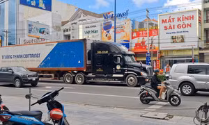 Người đàn ông đi bộ chui vào gầm xe container lúc dừng đèn đỏ, bị cán tử vong sau đó