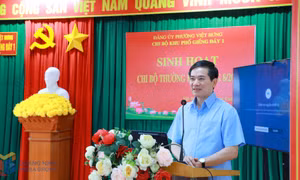 Đồng chí Vũ Quyết Tiến, Phó Bí thư Tỉnh ủy, Chủ tịch Ủy ban MTTQ tỉnh dự sinh hoạt Chi bộ khu phố Giếng Đáy 1