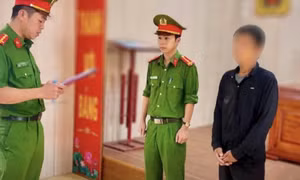 Khởi tố người đàn ông say rượu đi bộ trên quốc lộ gây tai nạn chết người