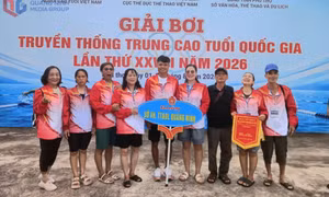Quảng Ninh giành 18 huy chương tại Giải Bơi truyền thống trung, cao tuổi quốc gia