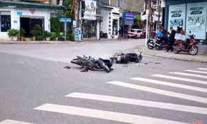2 xe máy va chạm, 2 người bị thương nặng