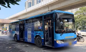 Xe buýt va chạm xe máy trên phố Hà Nội, một cháu bé tử vong