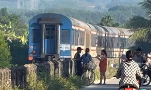 Đứng ở mép taluy đường sắt, người đàn ông bị tàu hỏa tông tử vong