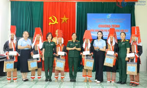 Trao mô hình sinh kế, hỗ trợ phụ nữ và trẻ em vùng biên Hoành Mô