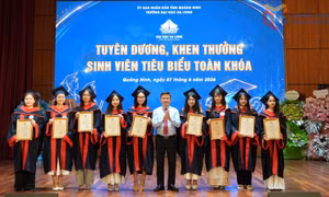 Đại học Hạ Long vinh danh sinh viên xuất sắc và trao quyết định tuyển dụng của doanh nghiệp