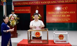 Đồng chí Vũ Quyết Tiến, Phó Bí thư Tỉnh uỷ, Chủ tịch Ủy ban MTTQ tỉnh, dự khai mạc bầu cử trưởng khu phố tại khu Hồng Hải 8 (phường Hạ Long)