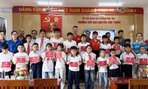 Bế giảng lớp dạy bơi miễn phí cho học sinh có hoàn cảnh khó khăn