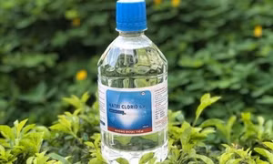 Có nên dùng nước muối sinh lý súc họng, rửa mũi mỗi ngày?