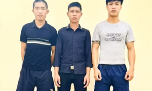 Bị nhắc nhở vì nẹt pô, về gọi thêm người đến đánh công an