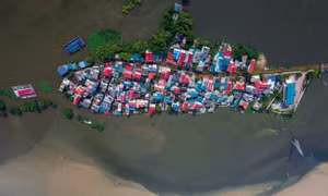 Hà Nội: Xuất hiện 'ốc đảo' ở Quốc Oai sau mưa lũ