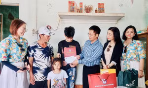 Khối thi đua các hội đặc thù tỉnh Quảng Ninh nhận đỡ đầu 2 trẻ em khiếm thị có hoàn cảnh khó khăn