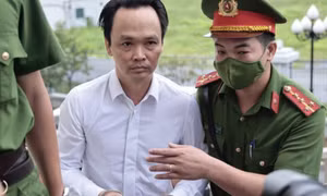 Hình ảnh dẫn giải cựu Chủ tịch Tập đoàn FLC Trịnh Văn Quyết ra tòa