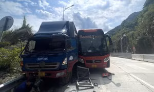 Xe tải mất phanh va vào barie của trạm thu phí, đâm hư hỏng 2 phương tiện