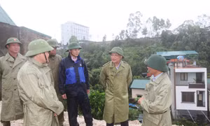 Phó Chủ tịch UBND tỉnh Nghiêm Xuân Cường kiểm tra một số vị trí có nguy cơ sạt lở