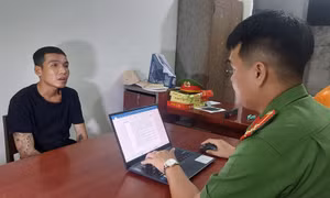 Thanh niên 25 tuổi khống chế nữ chủ tiệm uốn tóc để cướp, bắt chụp ảnh khỏa thân