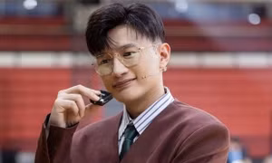 Dược sĩ Tiến là ai khi liên tục vướng ồn ào ở showbiz Việt?