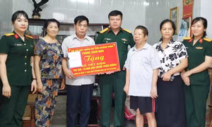 Tặng sổ tiết kiệm cho gia đình người có công với cách mạng tại TP Hạ Long