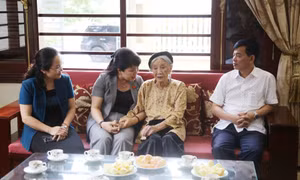 Phó trưởng Đoàn ĐBQH tỉnh thăm, tặng quà người có công tại TP Hạ Long
