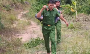 Công an dùng võng đưa hai người bị ong đốt nguy kịch đi cấp cứu