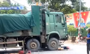 Xe máy chở 3 người va chạm xe tải, thiếu nữ tử vong thương tâm
