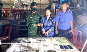 Bắt giữ cô gái trẻ vận chuyển 15kg ma túy, 40 bánh heroin từ Lào về Việt Nam