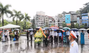 Đoàn đại biểu Ủy ban MTTQ tỉnh dâng hương tưởng niệm các anh hùng liệt sĩ