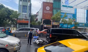 Xe máy lấn làn ôtô gây tai nạn khiến 1 người bị thương nặng