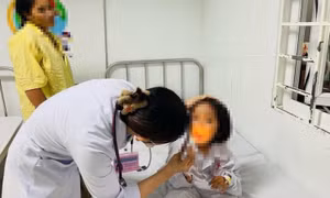 Ba cháu bé uống nhầm chất tẩy rửa, một cháu tử vong
