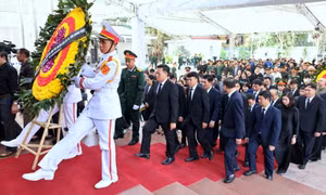 Đoàn đại biểu Tập đoàn Công nghiệp Than – Khoáng sản Việt Nam và huyện Cô Tô viếng Tổng Bí thư Nguyễn Phú Trọng