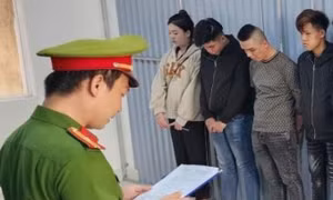 Nữ 'đại ca' dùng bình xịt tấn công công an khi bị truy đuổi