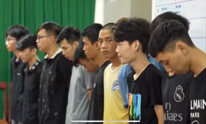 Hơn 60 người vác mã tấu, kiếm đập phá quán cà phê
