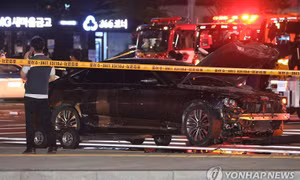 Ô tô mất lái lao vào người đi bộ ở Seoul, ít nhất 9 người chết