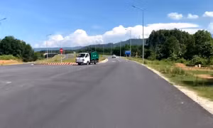 Xe chở rác chạy ngược chiều trên đường vành đai phía Tây Đà Nẵng
