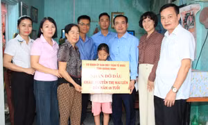Cơ quan Ủy ban MTTQ tỉnh nhận đỡ đầu trẻ em hoàn cảnh khó khăn tại huyện Hải Hà