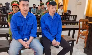 Mang súng đi giải quyết mâu thuẫn, 2 thanh niên lĩnh án tù