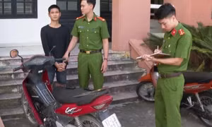 Người đàn ông ở Thái Bình bịt mặt, cầm dao ra đường cướp xe máy