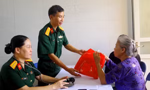 Khám bệnh, cấp thuốc miễn phí cho đối tượng chính sách huyện Hải Hà